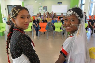 Petriturm und Sprudelwasser: Was nepalesische Schüler in Freiberg begeistert - Purnima Shrestha und Punam Lama aus Gati in Nepal besuchen derzeit mit weiteren Schülern Freiberg. Auch in der „Gottfried Pabst von Ohain“-Oberschule waren sie zu Gast und stellten Tänze ihrer Heimat vor.