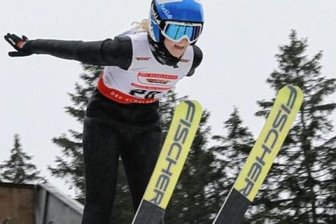 Petrus macht alle Hoffnungen zunichte - Luna Göhler vom SSV Geyer bei ihrem Wertungssprung in Johanngeorgenstadt.