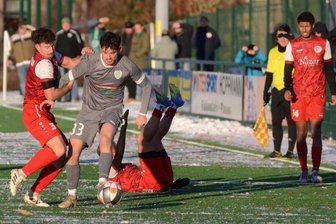 Petrus quält Fußball im Vogtland: Nur vier Spiele in den beiden höchsten Ligen - Fortuna Plauens Mika Preßler (links) greift hier den Torschützen Pascal Leucht von der SpVgg an. Dahinter hat es einen Fortuna-Spieler auf den Hosenboden gesetzt.