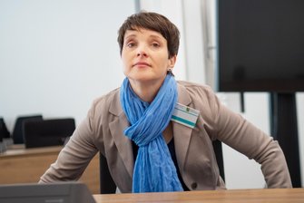 Petry-Prozess: Staatsanwaltschaft fordert Geldstrafe, Verteidigung Freispruch - Frauke Petry im Gerichtssaal.