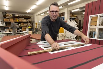 Pettersson und Findus im Erzgebirge: Theater inszeniert neues Weihnachtsmärchen - Vom eigenen Unternehmen direkt in die Theaterwerkstatt: Thomas Körner leitet nun die Tischlerei an der Bambergstraße.
