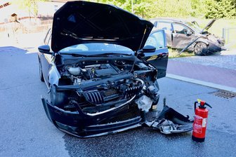 Peugeot durchbricht Gartenzaun: Auerhammerstraße in Aue gesperrt - Auf der Auerhammerstraße hat es einen Unfall gegeben.