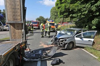 Peugeot fährt auf Lkw-Anhänger auf: Zwei Schwerverletzte - Bei einem Unfall im St. Egidiener Ortsteil Kuhschnappel sind ein Peugeot-Fahrer seine Beifahrerin am Freitagvormittag schwer verletzt worden.