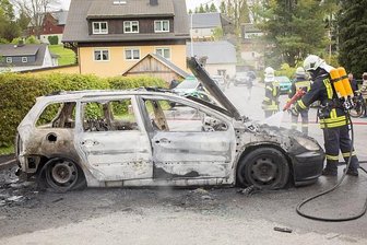 Peugeot geht in Flammen auf -