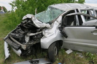 Peugeot kommt von der A 72 ab und überschlägt sich - Ein Pkw der Marke Peugeot hat sich gegen Freitagmittag auf der Autobahn 72 in Fahrtrichtung Chemnitz überschlagen.