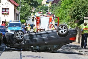 Peugeot überschlägt sich auf der Talstraße in Glauchau -
