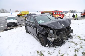 Peugeot und Transporter krachen zusammen: B169 bei Stützengrün gesperrt - 