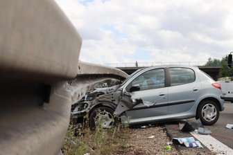Peugeot unter Schutzplanke eingeklemmt - 