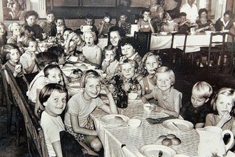 Pfaffengrüner sucht Infos zu im Ort Ferienlager - Die Ferienkinder beim Essen. Etwa 40 Mädchen und Jungen gehörten zu einem Durchgang.