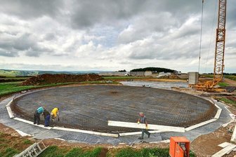 Pfaffroda: Agrarbetrieb Bielatal investiert über vier Millionen Euro in Bauarbeiten - Am Montag noch haben die Bauarbeiter die Bewehrung der beiden Güllebecken (im Vordergrund) eingebaut. Am Dienstag soll der erste Beton für die Bodenplatte fließen. Im Hintergrund sind die vier Silokammern zu sehen, die schon in den nächsten Wochen gefüllt werden dürften.