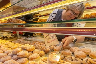 Pfannkuchen für alle: Diese Firma im Vogtland hat am Faschingsdienstag die Spendierhosen an - Bäckereiverkäuferin Kerstin Quäck beim Einpacken von Pfannkuchen. Das wird am Faschingsdienstag ihre Hauptaufgabe sein. Allein 600 Stück gehen in den Betrieb Thermofin.