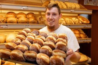 Pfannkuchen nach DDR-Rezept: Schmeckt′s Erzgebirgern dann besonders? - Wem läuft bei diesem Blech mit Pfannkuchen nicht das Wasser im Mund zusammen? Mit Bäckermeister Richard Schulz steht in der Bäckerei Schulz in der Kreisstadt mittlerweile die fünfte Generation am Backofen.