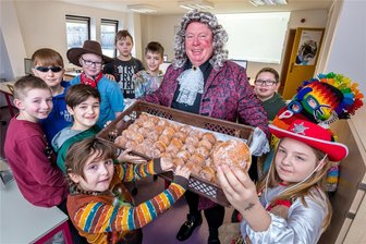 Pfannkuchen: Welcher Bäcker backt im Erzgebirge die besten? - Große Freude: Johann Sebastian Bach höchstpersönlich hat am Faschingsdienstag die Teilnehmer der Ferienakademie der Volkshochschule des Erzgebirgskreises in Olbernhau überrascht und Pfannkuchen verteilt.