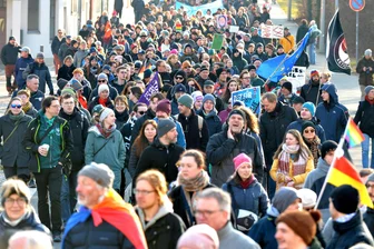 Pfarrer bei „Wir sind die Brandmauer“-Demo in Freiberg: „Friedrich Merz ist falsch abgebogen“ - Die Demo zog vom Petriplatz über die Wallstraße zum Schlossplatz, durch die Burgstraße zum Obermarkt und wieder zum Petriplatz.