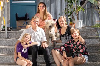 Pfarrer-Ehepaar Meinel zieht mit drei Kindern vom Fichtelgebirge nach Altensalz - Die neue Pfarrerfamilie Meinel für Altensalz und Theuma: Yella (12), Vater Knut, Chava (16), Mutter Ellen und Mira (12, von links). Mit auf dem Bild ist das zweijährige Hündchen Juli.