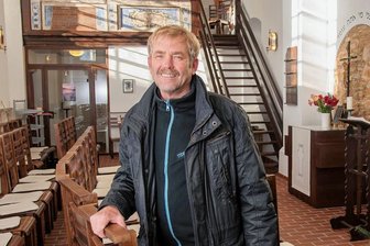 Pfarrer Fehlberg folgt in Indien Spuren des Großvaters - Pfarrer Traugott Fehlberg in der Winterkirche von Wiederau. Der Geistliche war 2017 in Indien und berichtet nun in Erlau davon.