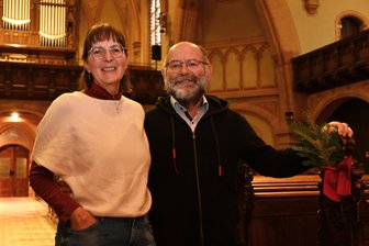 Pfarrer Friedrich Scherzer aus Hainichen geht in den Ruhestand - zum Abschied gibt es eine witzige Überraschung - Pfarrer Friedrich Scherzer und seine Frau Diemut in der Trinitatiskirche in Hainichen. Die Verabschiedung des 66-Jährigen, der in den Ruhestand geht, gestalten sie gemeinsam.