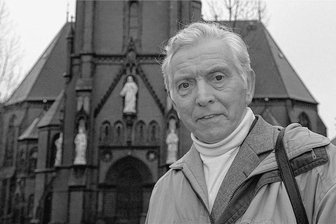 Pfarrer Günter Lorenz ist tot: Er öffnete im Herbst 1989 in Hainichen die Türen der Kirche - Günter Lorenz war von 1981 an Pfarrer in Hainichen, hier im Jahr 2009 vor der Trinitatiskirche. 1998 ging er in den Ruhestand, am 14. Dezember 2002 ist er verstorben. 