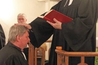 Pfarrer Loderstädt in sein Amt eingeführt - Superintendent Andreas Beuchel (r.) führt Pfarrer Karsten Loderstädt in sein neues Amt ein. 