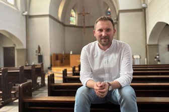 Pfarrer plant besondere Lichtmess-Aktion: Spieler von Erzgebirge Aue lesen Weihnachtsgeschichten vor - Pfarrer Przemek Kostorz freut sich auf ein zweites „Ablichteln 2.0“, diesmal in der Auer Kirche und mit zwei Veilchen als Gäste.