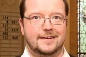 Pfarrer reicht Mikrofon weiter - AlbrechtHoffmann - Pfarrer