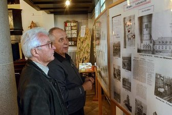 Pfarrer rettet Altarbild vor Zerstörung - Peter Lieske (links) und Jürgen Kellner betrachten in Ellefeld die Ausstellung zu "95 Jahre Lutherkirche". Das relativ junge Gotteshaus kann mit einigen vogtlandweiten Besonderheiten aufwarten.