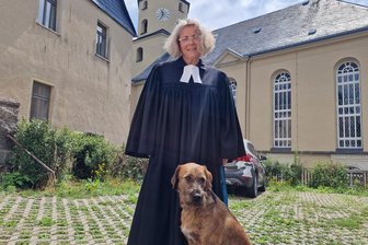 Pfarrerin verlässt das Vogtland nach einer schwierigen Zeit: „Ich gehe zurück aufs Land, wo man meine Sprache spricht“ - Astrid Hofmann mit Hund Lizzi: Die Pfarrerin verlässt die Pfarrei Treuen nachdem ihr Anstellungsvertrag im August ausläuft.