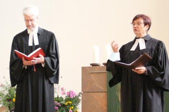 Pfarrerin wechselt in Nachbargemeinde - Die Pfarrerin der evangelisch-lutherischen Kirchgemeinde Burgstädt, Susanne Hintzsche, ist von Superintendent Frank Manneschmidt verabschiedet worden. Sie übernimmt die Pfarrstelle in Hartmannsdorf. 
