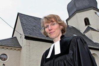 Pfarrerin wechselt von der Provinz in die Landeshauptstadt - Claudia Knepper vor der Kirche in Niederalbertsdorf. 