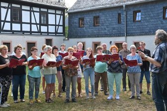 Pfarrgarten wird zur Bühne - Am Mittwoch gab es einen Kennenlern-Grillabend mit Singen mit Kantor Andreas Voigtländer (rechts) im Pfarrgarten.