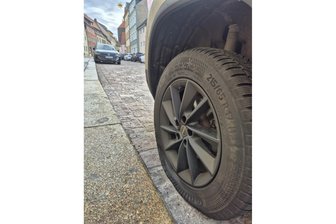 Pfarrgasse in Freiberg: Wieder Reifen zerstochen - Auf der Pfarrgasse in Freiberg ist ein Reifen eines Skoda Kodiaq zerstochen worden.