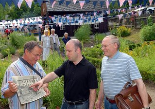 Pfarrscheune selbst der Fest-Mittelpunkt - 
              <p class="artikelinhalt">Museumschef Heiko Weber (l.) zeigt Benny Dressel, dem ehemaligen Leiter des Stadtarchivs, und Bernd Roscher (r.) die Fotodokumentation zur Restaurierung. </p>
            
