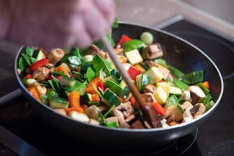 PFAS: Welche Alternativen bei Pfannen und Airfryern gibt es? - Sie wollen keine Ewigkeitschemikalien in ihrer Pfanne? Dann achten Sie auf den Hinweis "PFAS-frei" oder "PFC-frei".