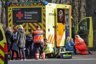 Pfefferspray in Schul-Turnhalle von St. Egidien: Neun verletzte Grundschüler - Zahlreiche Rettungskräfte waren zur Betreuung der verletzten Kinder im Einsatz. Nach einer ambulanten Behandlung konnten alle ihren Eltern übergeben werden.