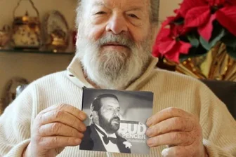 Pfeif drauf! - Ein Herzenswunsch geht in Erfüllung: Zufrieden und voller Stolz präsentiert Bud Spencer in seinem Wohnzimmer in Rom sein erstes Album.