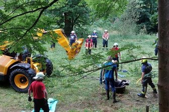 Pferd per Teleskoplader aus Brunnen gerettet - Mithilfe eines Teleskopladers wurde das Tier aus seiner misslichen Lage befreit. Ein Tierarzt hatte das Deutsche Reitpony ruhiggestellt. Nach rund drei Stunden war der Einsatz beendet.