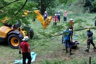 Pferd steckt in Brunnen fest: Rettung per Teleskoplader - Mithilfe eines Teleskopladers wurde das Tier aus seiner misslichen Lage befreit. Ein Tierarzt hatte das Deutsche Reitpony ruhiggestellt. Nach rund drei Stunden war der Einsatz beendet. 