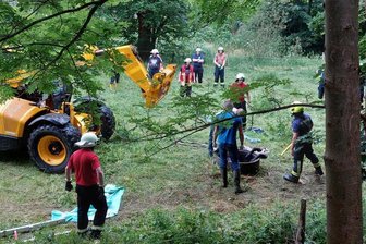 Pferd steckt in Brunnen fest - Wie die Rettung mit Teleskoplader lief - 