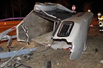 Der Pferdeanhänger riss bei dem Unfall am Samstagabend auf der A4 vom VW ab und kippte auf die Seite. 