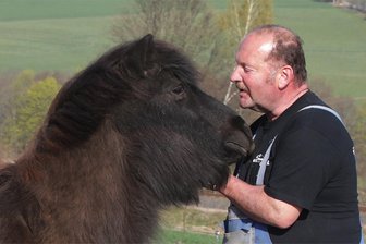 Pferde im Vogtland durch Blitzschlag getötet - Matthias Stark vom Gnadenhof für Tiere in Ellefeld mit einem seiner Pferde. Drei Huftiere sind bei einem Gewitter vom Blitz getroffen worden.