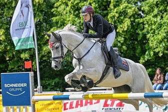 Pferdeäpfel, Läufer, Parcours-Bauer: Wie der Burgstädter Reitverein ein Riesen-Turnier auf die Beine stellt - Fabienne Bender ist Mitglied im Reitverein Burgstädt, der am Wochenende die Sächsischen Meisterschaften im Dressur- und Springreiten austrug. Die 18-Jährige nahm am Zweiphasenspringen Klasse M teil.