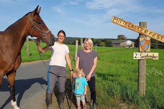 Pferdefans organisieren Mittelalterfest in Lottengrün - Freuen sich auf das Fest: Sabrina Rettich mit Tochter Fjella und Pferd Sternschnuppe sowie Susanne Roth vom Verein Stallgemeinschaft Lottengrün.