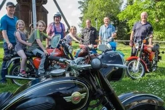 Pferdegöpel als Treffpunkt für die Oldtimerfans - Kai Haase, Charlotte, Maximilian, Günter Herfert, Luise, Wolfgang Fritzsche, Lothar Fritzsche und Hartmut Gärtner (v. l.) freuen sich schon auf das Oldtimertreffen. 