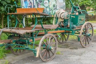Pferdekutschen-Führer brauchen nicht zwingend einen Fahrpass - Diese Kutsche geriet am Sonntag in Schönfeld bei Annaberg-Buchholz außer Kontrolle und kippte um. Ein Mensch starb.