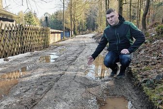 Pferdepensionsbesitzer in Aue verärgert: Auf Schlaglochpiste zum Stall - David Georgi auf dem Waldfriedenweg. Dieser Abschnitt ist die offizielle Zufahrt zu seiner Pferdepension und eine von der Stadt Aue öffentlich gewidmete Straße. Ihr Zustand bereitet dem jungen Mann im Sinne seiner Kunden zunehmend Sorgen.