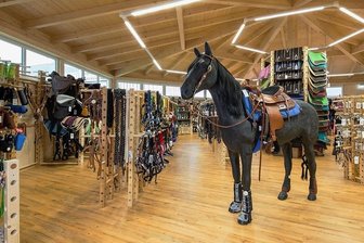 Pferdesporthändler will sich an der A 72 bei Zwickau ansiedeln - Blick in die Verkaufsfläche der Firma Krämer in Weiterstadt bei Darmstadt. Einen Fachmarkt mit ähnlichem Sortiment will das Familienunternehmen jetzt in Härtensdorf nahe der A 72 bauen. 