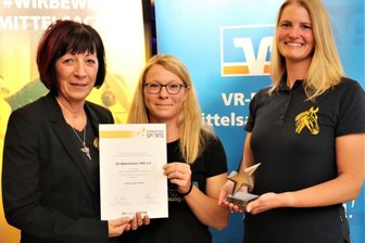 Pferdesportler aus Oberschöna geehrt - Sandra Weustink, Mandy Kieswalter und Sylvia Berndt (v. r.) vom SV Oberschöna freuten sich bei den "Sternen des Sports" in Bronze über den 1. Preis. 