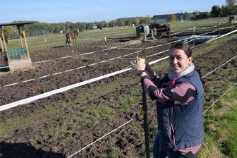 Pferdesportverein aus dem Erzgebirge will Schlammschlacht endlich beenden - Der Pferdesportverein Oelsnitz – im Bild die Vorsitzende Tanja Kretschmer – möchte eine Ganzjahres-Paddock-Anlage bauen, damit die Pferde bei Nässe nicht im Schlamm stehen.