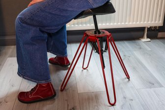 Pfiffige Idee aus dem Erzgebirge: Pendelhocker „Poponaut“ soll beim Sitzen der Gesundheit helfen - Ständig in Bewegung: Der Poponaut geht mit den Bewegungen des Menschen, der auf ihm sitzt, mit. So kann das Becken – ähnlich wie beim Laufen – frei schwingen und entlastet die Wirbelsäule und die Knie.