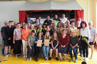 Pfiffige Ideen aus dem Vogtland prämiert - Die Preisträger des Ideenwettbewerbs Mach Mit - Denk Jung zur Nachwuchsgewinnung haben sich zum Gruppenfoto aufgestellt.